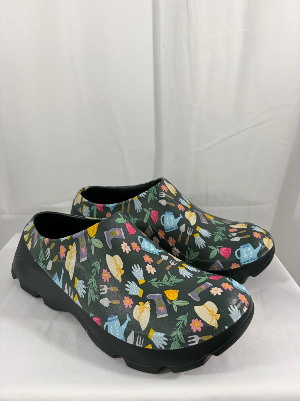NWT Joybees Women’s Size 9 Black Multicolor Floral Garden Print Slip-On Clogs